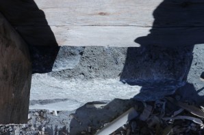 5-10 cm utstikk på steinen fra syll, novskallen stikker utenfor steinen. (Foto: Henning Jensen)