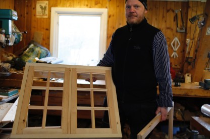 Thor-Aage med vindauget sitt. Foto: Henrik Jenssen